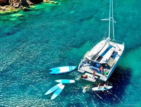Katamaran auf der Marseille Calanques Tour mit Stand Up Paddleboards