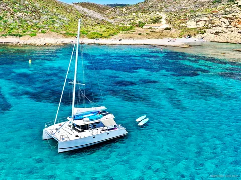 Sprungbrett auf dem Dach der Marseille Katamaran Bootstour