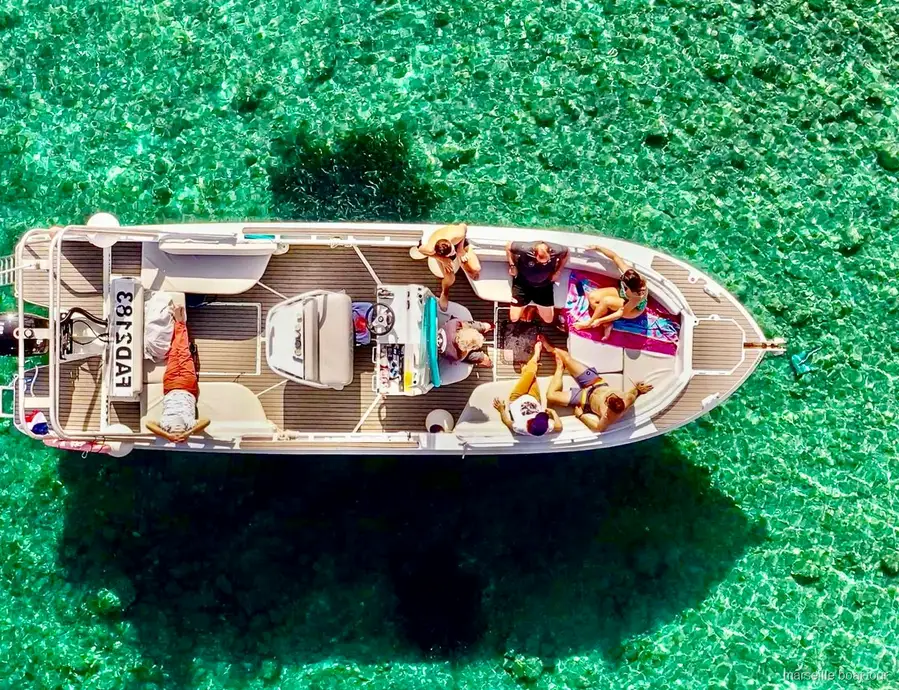 Motorboot auf einer Marseille Calanques Bootstour mit Schwimmen und Schnorcheln
