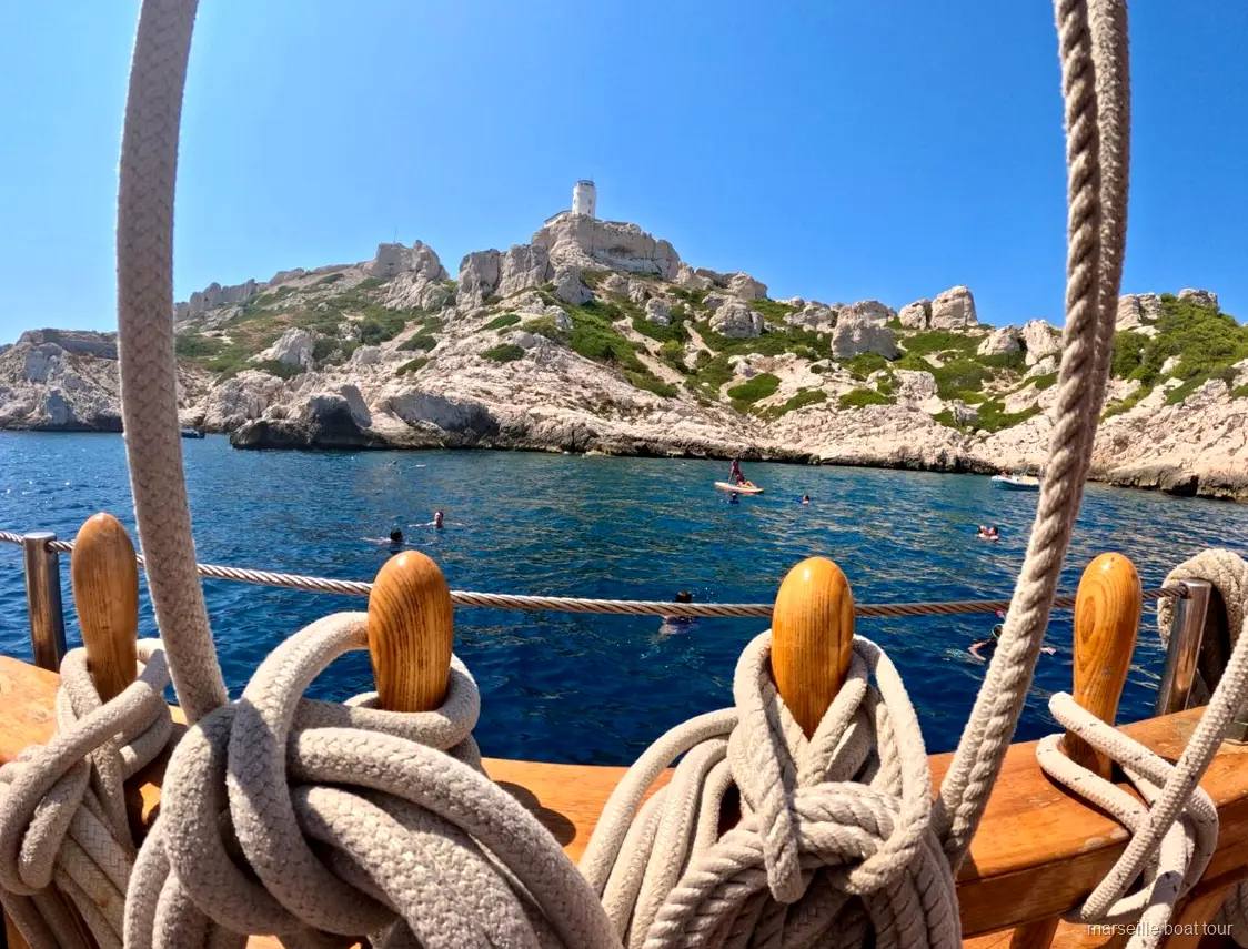 Segeln entlang der Kalksteinklippen auf der Marseille Calanques Segeltour