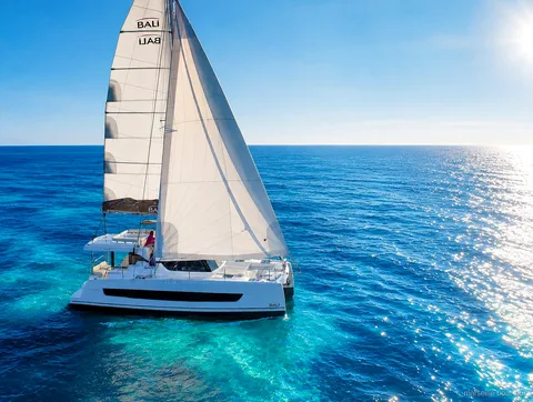 Passagers détendus sur le pont lors de la croisière vers le Frioul