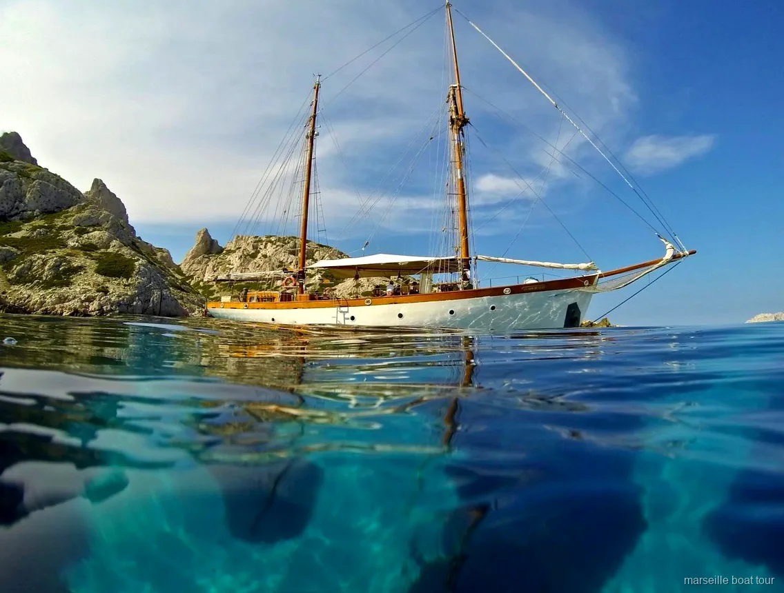 Caicco a vela in legno Le Don du Vent sulla crociera a vela alle Calanques di Marsiglia