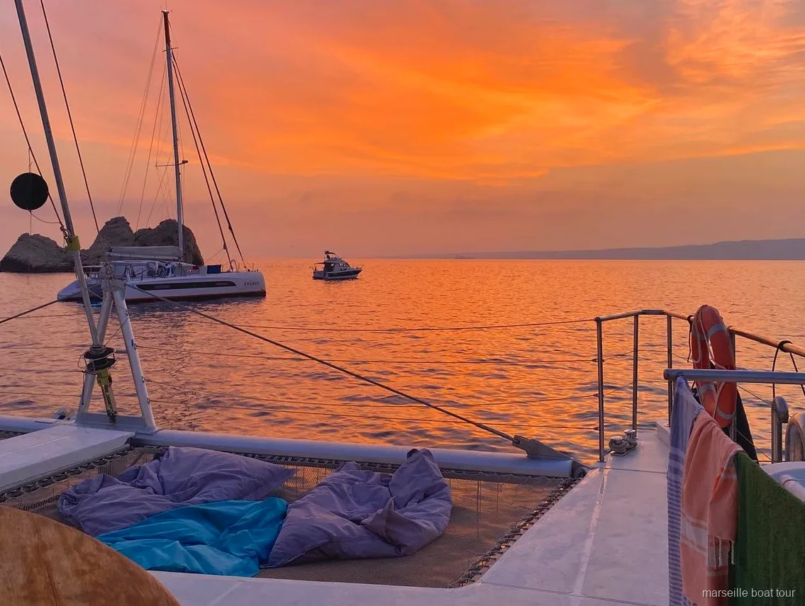 Maxi catamarano durante la crociera al tramonto a Marsiglia con buffet e drink