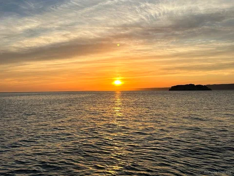 Passeggeri sul ponte durante la crociera al tramonto in catamarano a Marsiglia