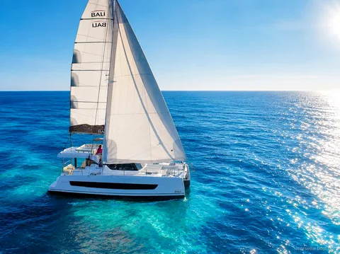 Passeggeri rilassati in coperta durante la crociera in catamarano alle Isole di Frioul