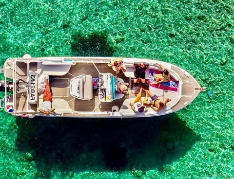 Bateau à moteur lors d'une croisière aux Calanques de Marseille avec baignade et snorkeling