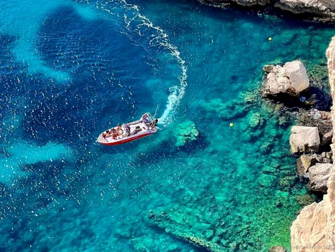 Falaises calcaires du Parc National des Calanques vues depuis le bateau à Marseille
