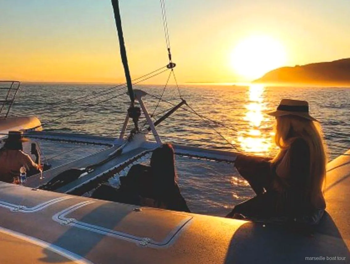 Arrêt baignade avant le coucher de soleil lors de la croisière en catamaran