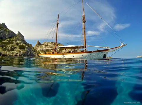 Voilier en bois Le Don du Vent lors de la croisière voile aux Calanques