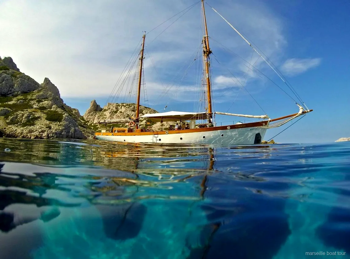 Voilier en bois Le Don du Vent lors de la croisière voile aux Calanques