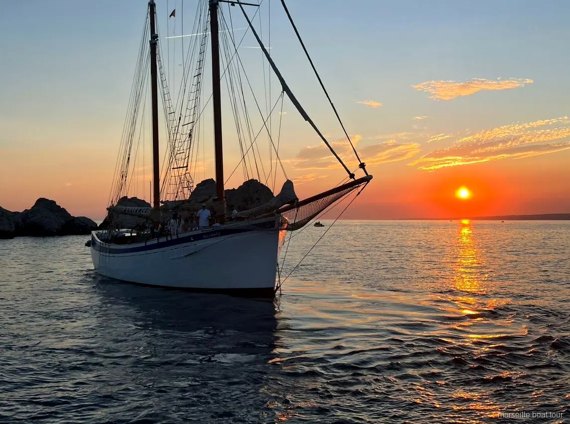 Cena vegetariana tipo buffet servida en el crucero al atardecer desde Marsella