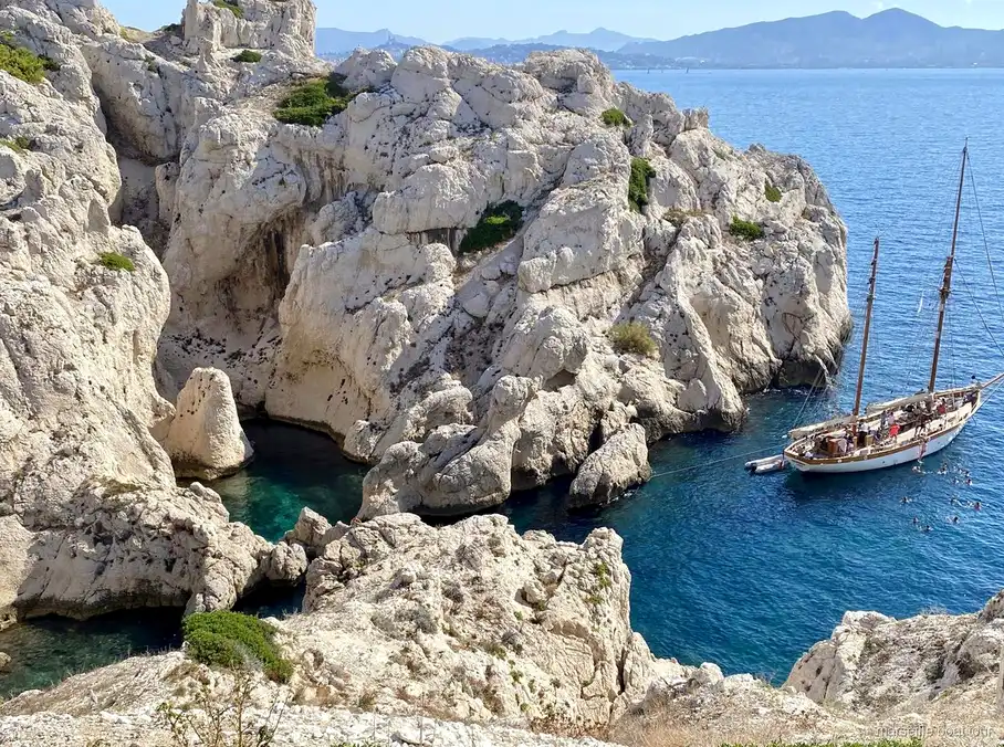 Buffet preparado por un chef en el crucero en velero por las Calanques desde Marsella