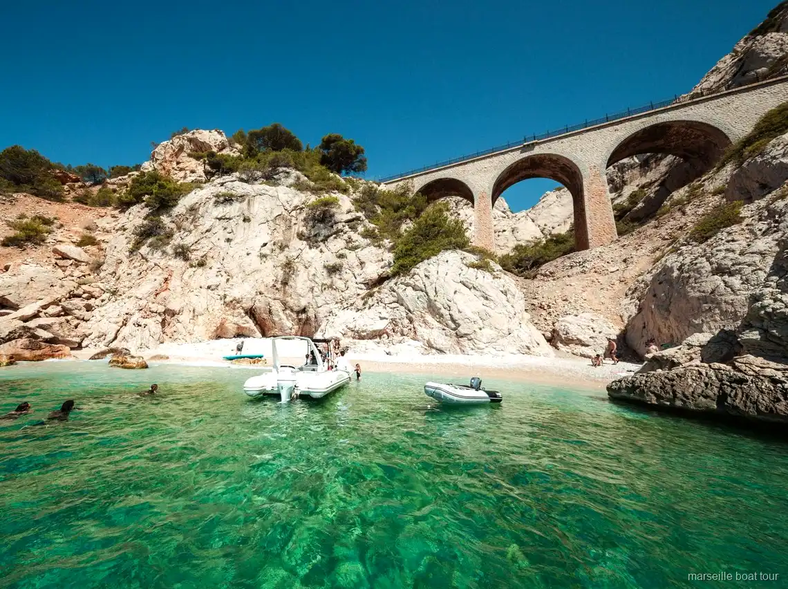 Private semi-rigid boat charter with a skipper in Marseille
