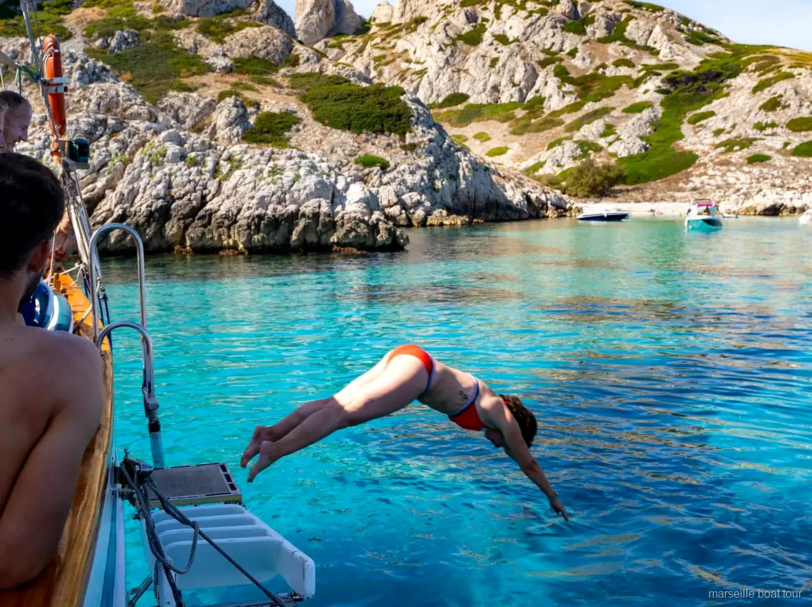 Badestopp bei den Frioul-Inseln auf der Sonnenuntergang Segelkreuzfahrt in Marseille