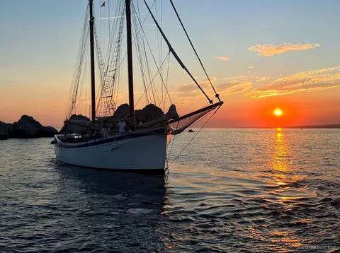 Vegetarian buffet dinner served on the Marseille sunset sailing cruise