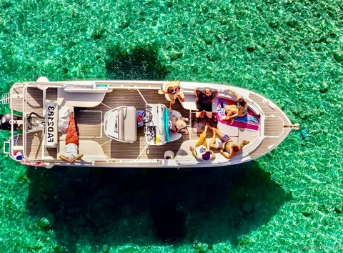 Lancha rápida en un tour en barco a las Calanques desde Marsella con natación y snorkel