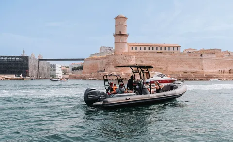 Piccola barca in navigazione nel Vecchio Porto sul tour storico di Marsiglia