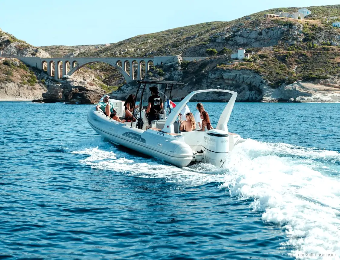 Skipper alla guida del noleggio barca privata da Marsiglia